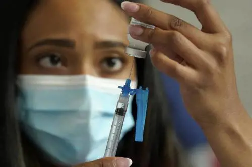 Quelle varianti che arrivano dall'Africa: "Vaccinare loro per salvare noi"