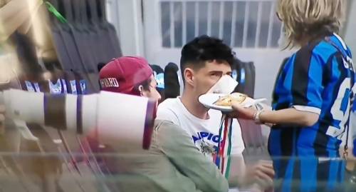 Bastoni mangia la pizza: il gesto della madre alla festa dell'Inter