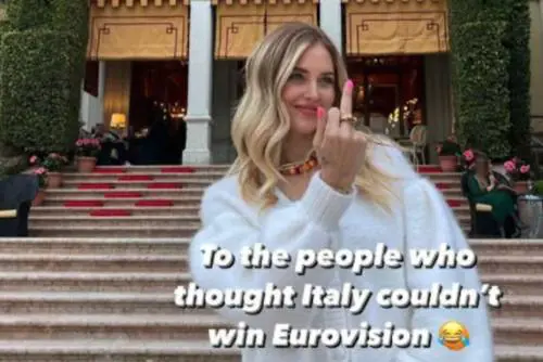 "A chi diceva: 'L'Italia dei Maneskin non vince'". E la Ferragni mostra il dito medio