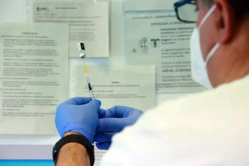 Quando fare la terza dose? Tutte le incognite sugli anticorpi