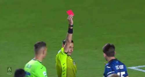 Follia De Roon: prima il pugno a Krunic e poi la spallata all'arbitro