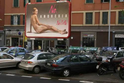 Le manette per l'anoressia della figlia: "Vi dico cosa c'entra il papà"