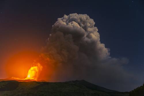 L'Etna in eruzione dà spettacolo
