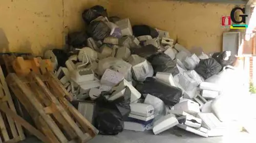 Il parco della Asl è una discarica tra rifiuti e degrado