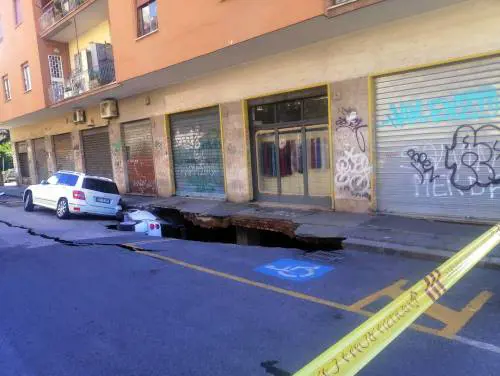 La voragine inghiotte le auto: bufera sulla Raggi