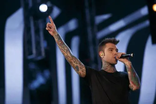 "Fedez manda 3 pagliacci alla Rai, offesa alle istituzioni". Riesplode il caso