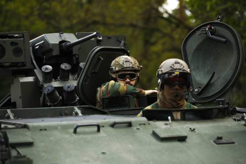 La caccia al militare "no vax" che minaccia i virologi