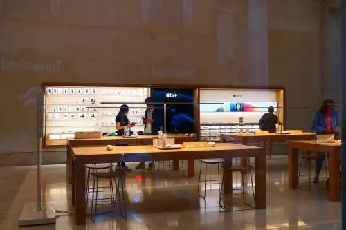Affreschi, graffiti e una corte: è la nuova casa degli iPhone