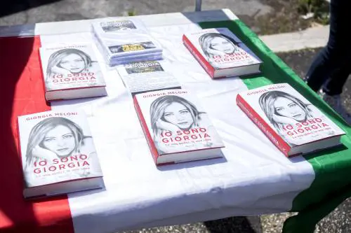 Il prof anti Meloni rincara la dose: "La mia non era ironia..."