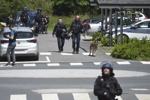 Francia, follia e Corano "Islamico radicalizzato" accoltella una poliziotta
