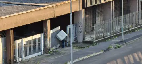 Il degrado di Milano: "I rom occupano con i materassi in spalla"