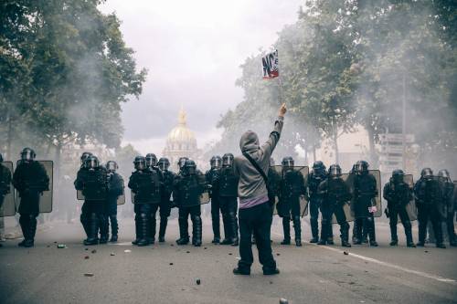 Una bomba nel cuore dell'Ue. Ecco cosa succede in Francia