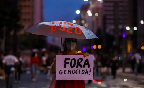 Migliaia in piazza in 200 città Covid, tutti contro Bolsonaro