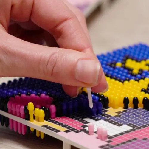 Identità di genere pure sui chiodini: "Perché usiamo il giallo"