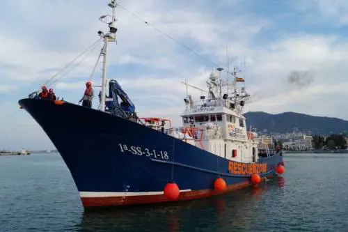 Sbarchi autonomi e ripetuti sos. E l'Aita Mari porta a Trapani 105 migranti