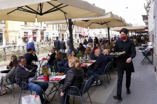 I limiti per i ristoranti agitano il governo. Pressing delle Regioni