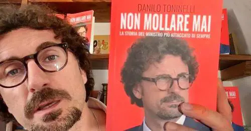 Toninelli, il finto Che Guevara che non molla mai