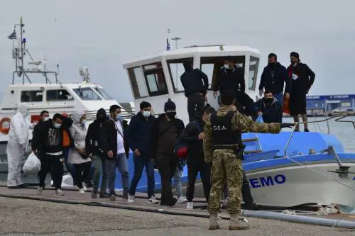I "cannoni sonori" per respingere i migranti: come funzionano