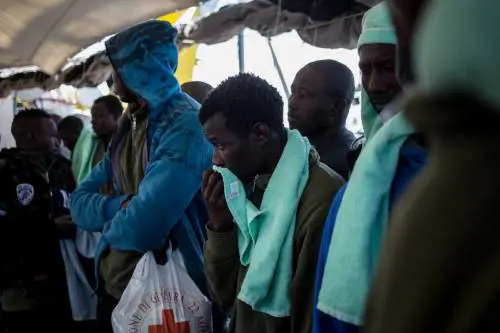 L'Ong scarica 50 migranti nel porto di Augusta