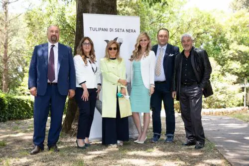 Il presidente del Festival Diego Righini con Paola Tassone, Grazia Di Michele, Elena Ballerini, Dundar Kesapli e Pino Insegno