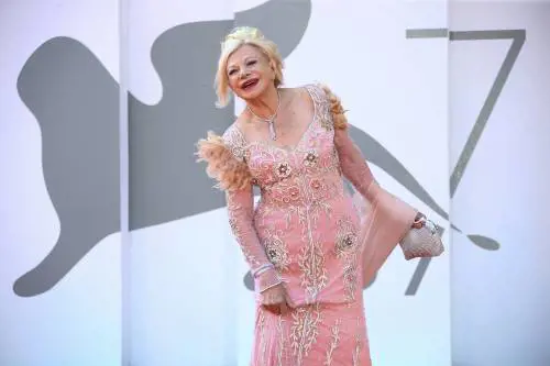 Sandra Milo sbrocca: "Invidiose, beccatevi le mie gambe"