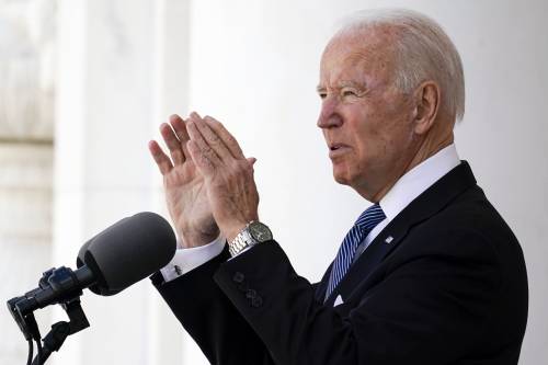 Biden segue Trump. E così tra i dem scoppia la bufera