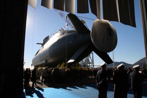 Navi, missili, sottomarini: le "armi" dell'Italia all'estero