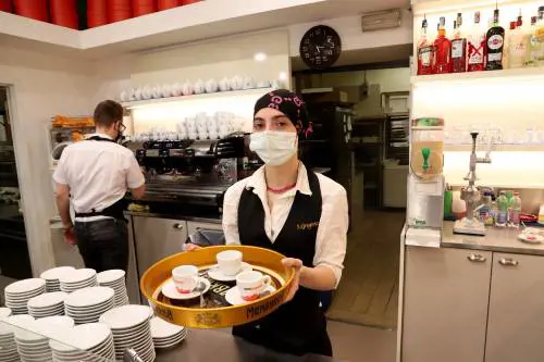 Riaprono bar e locali ma "chiude" il metrò: la città torna caotica