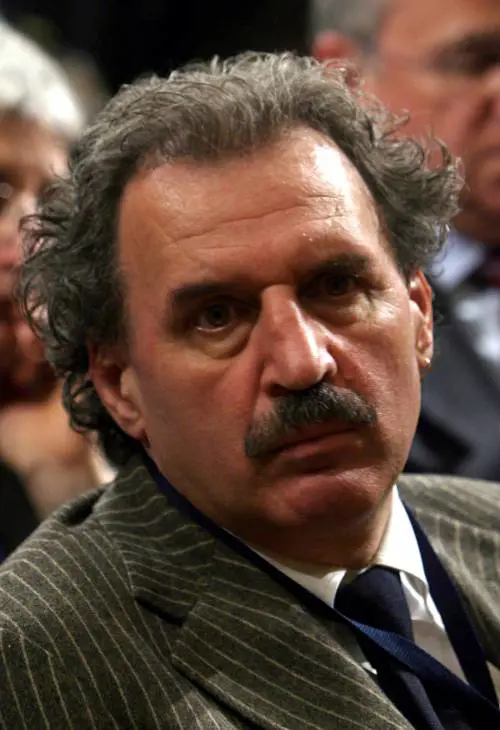 Il responsabile anti Covid non si vaccina. Bufera politica