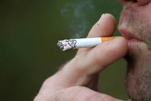 Il fumo peggiora il microbiota e rende più aggressiva l’influenza: lo studio