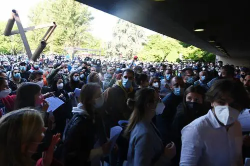 Caos all'open day: ressa e tensioni per il vaccino. "Uno schifo"