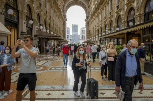 "Mezzo milione di infetti in giro". Pregliasco minaccia la quarta ondata