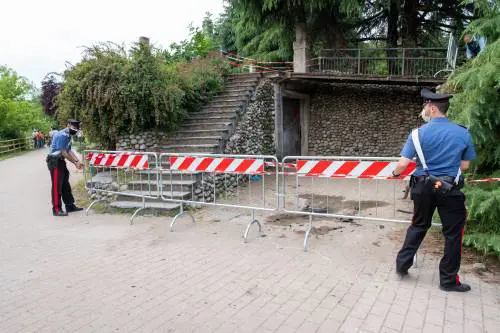 Entra nel parco con l'auto e investe una famiglia: grave bimbo di 3 anni