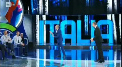 ''In Italia puoi buttarti a terra, in Europa...''. È gelo tra Bonolis e Chiellini