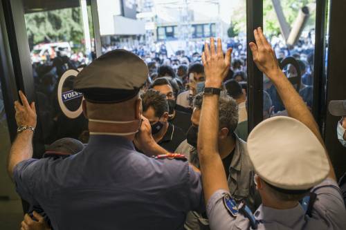 L'open day di Janssen degenera in maxirissa. Urla, spinte e malori col miraggio monodose