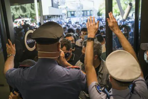 L'open day di Janssen degenera in maxirissa. Urla, spinte e malori col miraggio monodose