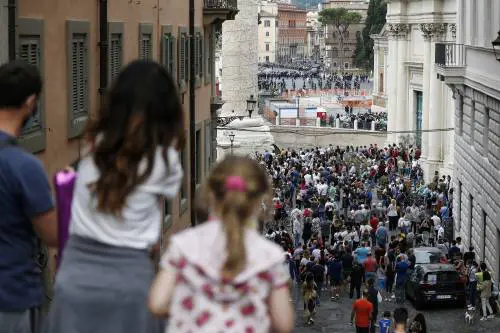Mare, città d'arte e outlet. La prima festa "fuori casa"