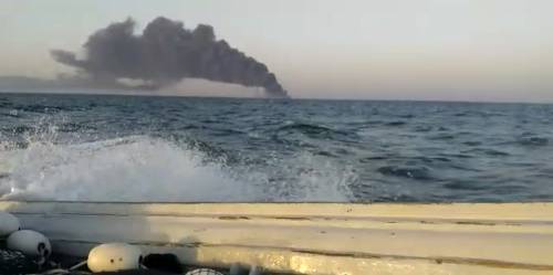 Iran, affonda la più grande nave militare. Incendio anche alla raffineria di Teheran