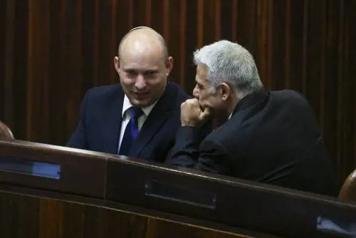 Lapid, Bennett e Abbas: nuovo governo d'Israele. Senza Bibi, con gli arabi