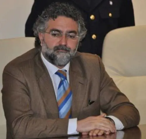 Il poliziotto che lo prese è finito nella polvere