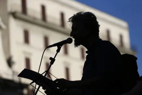 Lo schiaffo di Ascanio Celestini alle divise: "Ingombranti..."