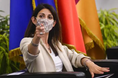 Virginia Raggi in incognito per un tampone in farmacia