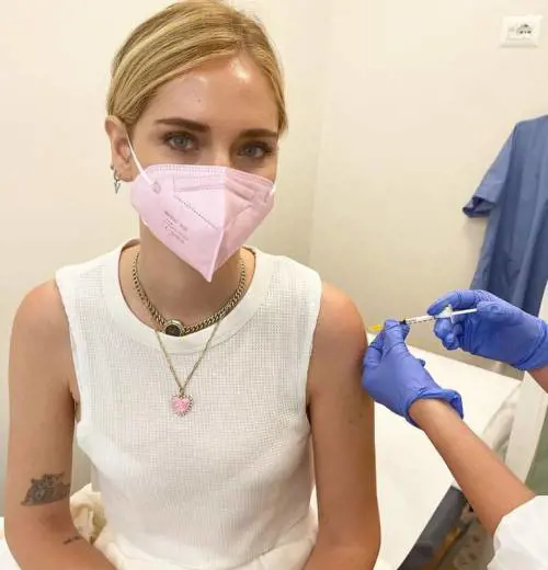 "Non si è vaccinata davvero". La Ferragni nel mirino dei complottisti