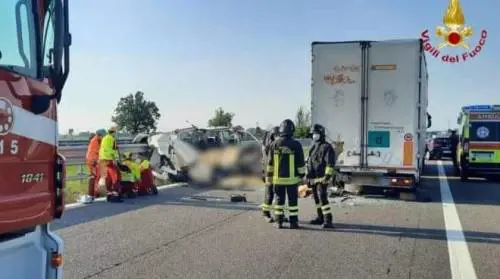 Furgone contro tir sulla A21: 5 morti