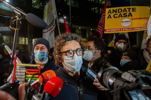 Il libro comico di Toninelli simbolo del fallimento 5s