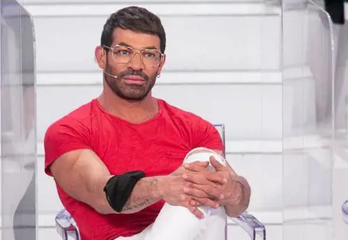 "Nessuno deve toccare la mia privacy". Ecco perché Gianni Sperti è infuriato