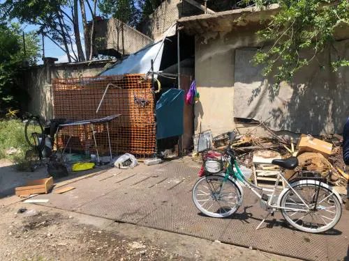 La baraccopoli cinese della vergogna: cosa accade a Milano