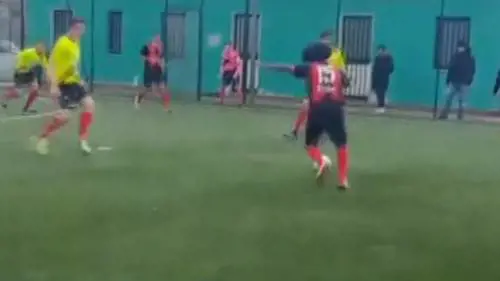 "Il colore della mia pelle...". Calciatore 20enne suicida