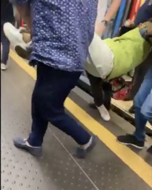 Non indossa la mascherina: portata via a forza dalla metro