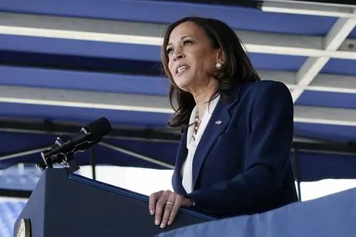 La prima volta di Kamala. "Stop ai baby-migranti"